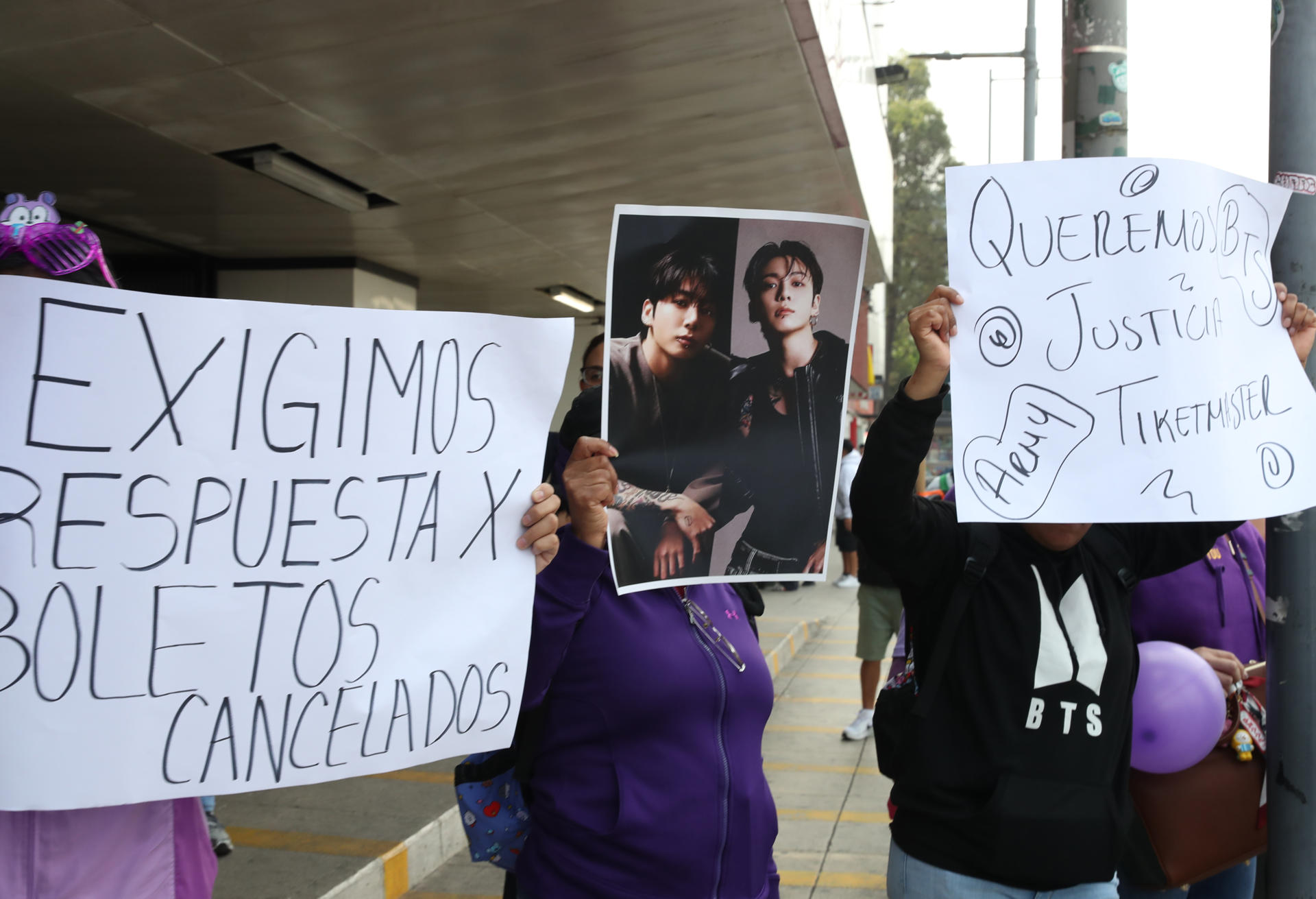 Seguidores de BTS marchan en México para exigir claridad ante «abusos» en venta de boletos