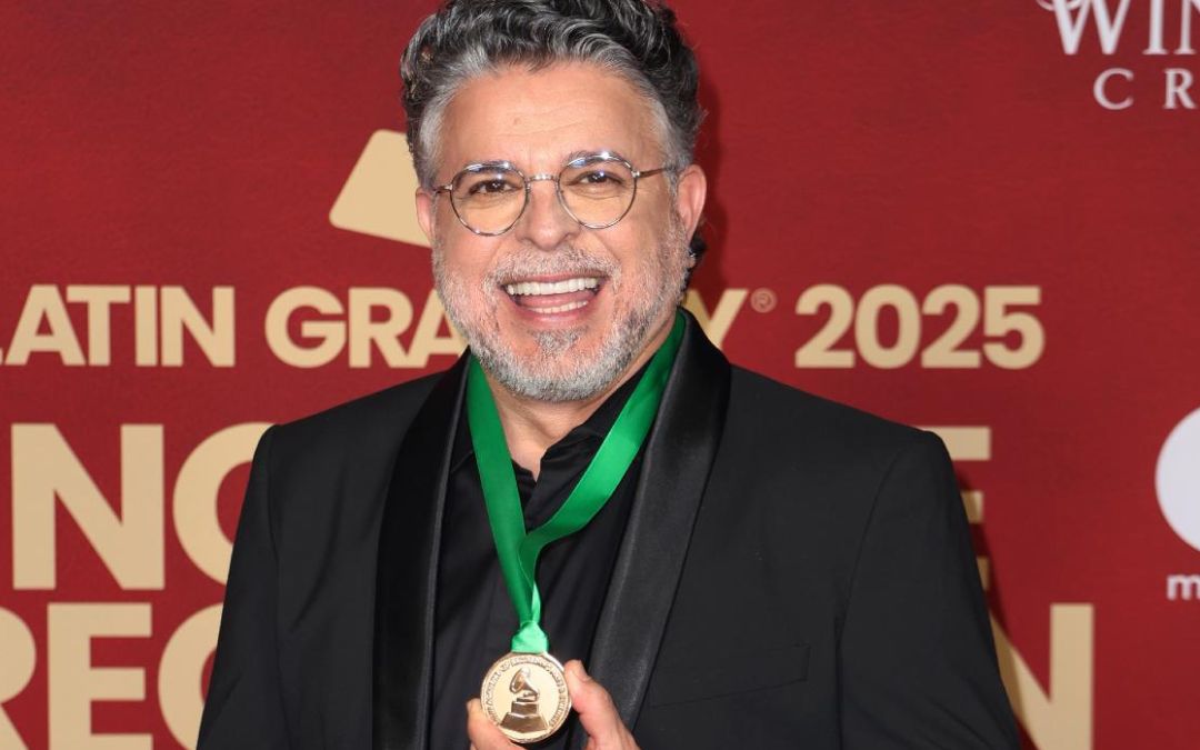 Luis Enrique gana su tercer Latin Grammy en la misma categoría que competía Bad Bunny