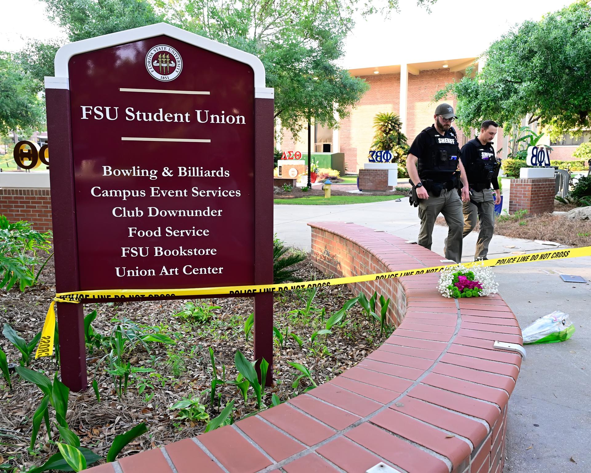 Hijo de una policía comparece por el tiroteo que dejó 2 muertos en universidad de Florida