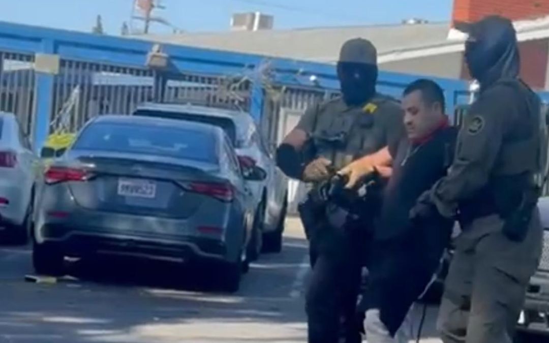Agentes migratorios irrumpen en una iglesia de Los Ángeles y corretean a feligrés