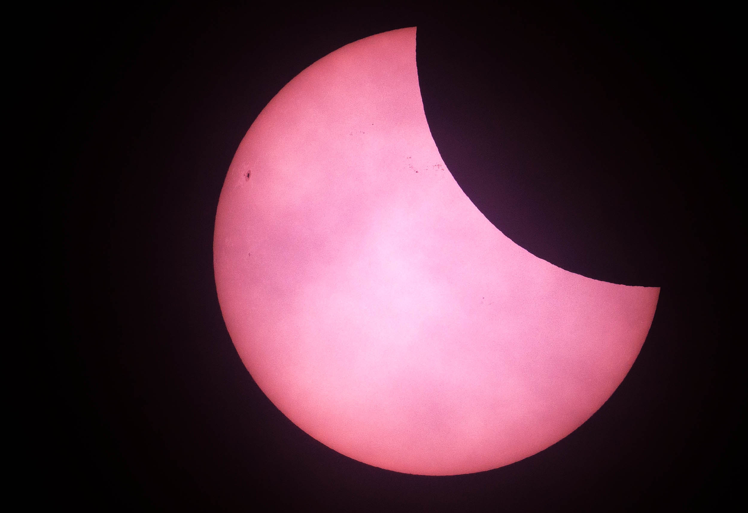 Sábado con eclipse parcial de Sol: 213 minutos de duración y mucha protección