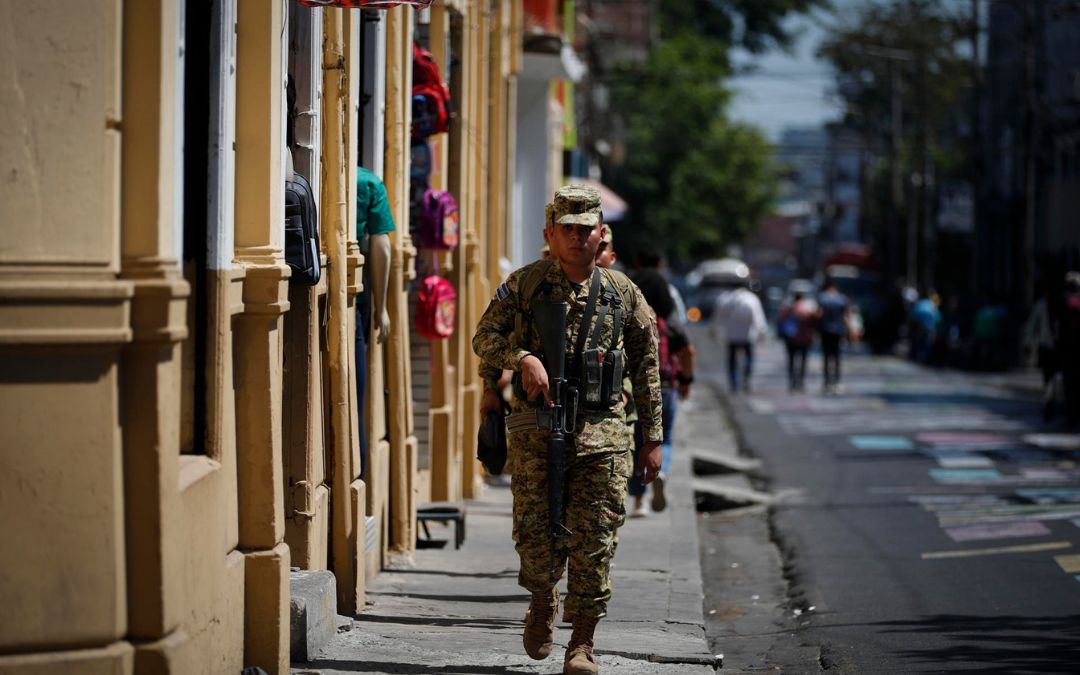 Corte salvadoreña absuelve a cinco militares vinculados con la violación de una niña