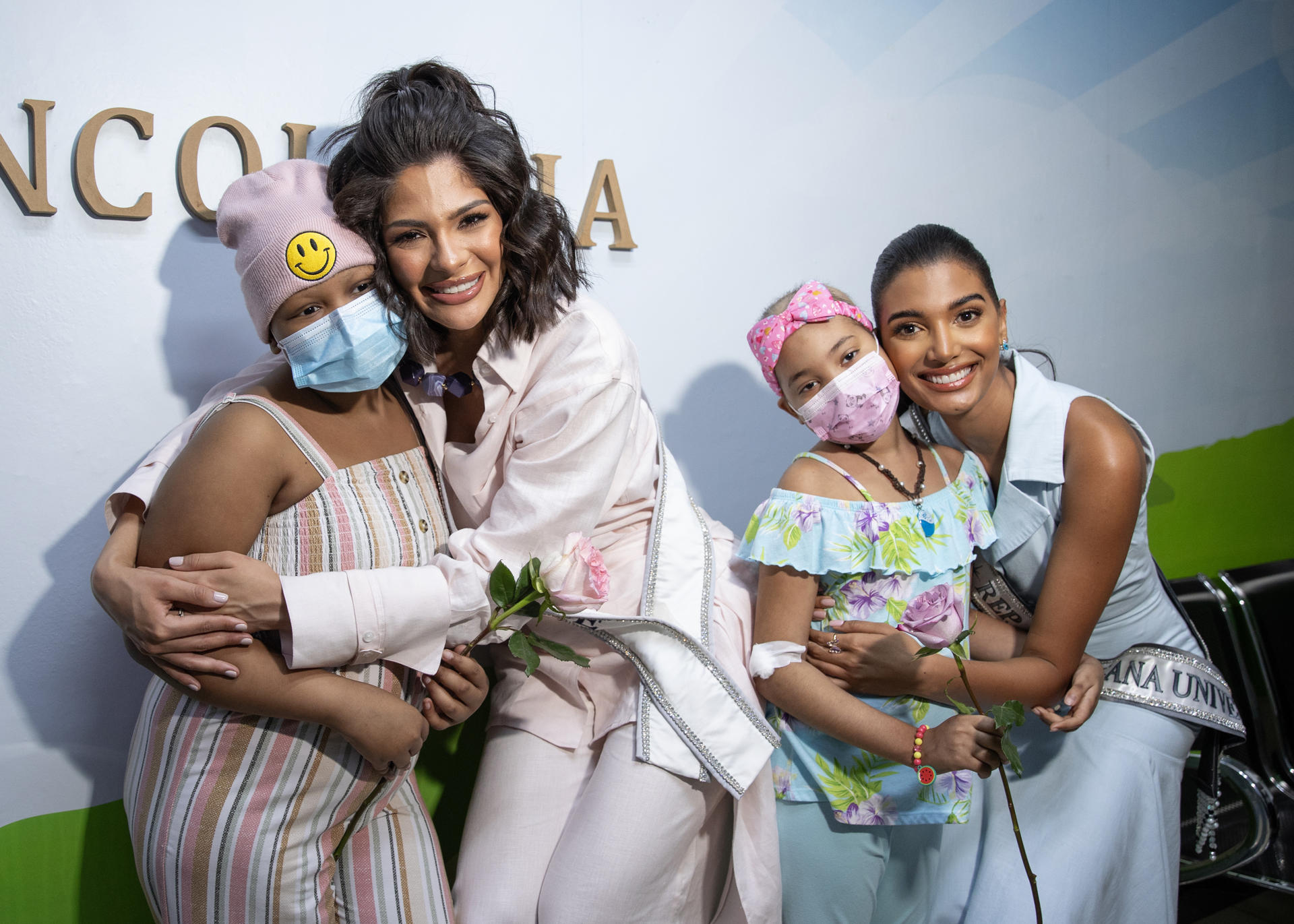 Sheynnis Palacios visita a niños con cáncer en Santo Domingo