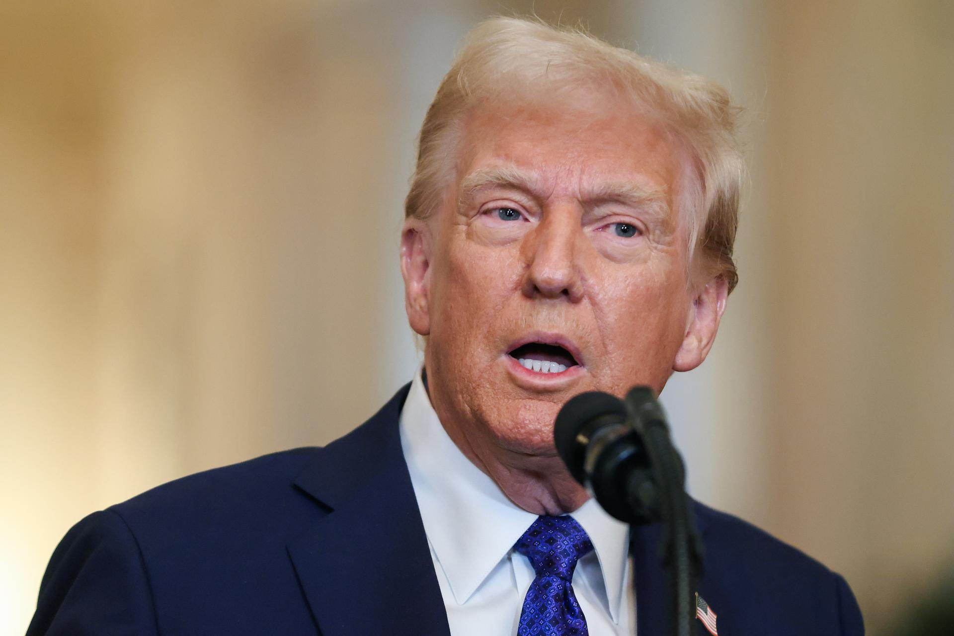 Trump anuncia que ordenará al Pentágono preparar 30.000 camas para migrantes en Guantánamo