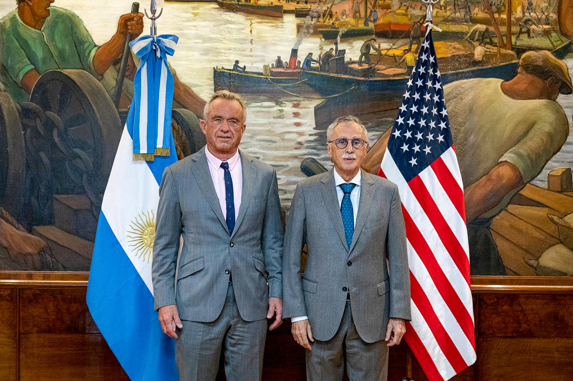 Argentina ratifica su decisión de salir de la OMS en una reunión con Robert Kennedy Jr.