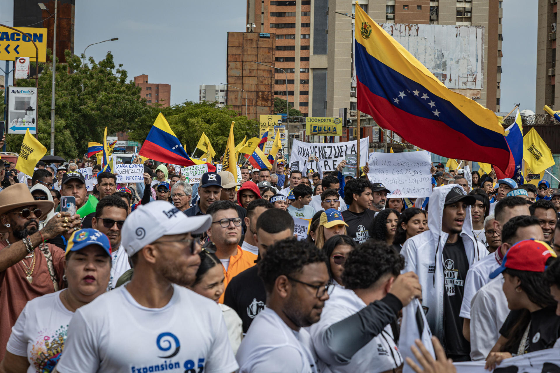 Estudiantes venezolanos exigen liberación de presos políticos en múltiples ciudades