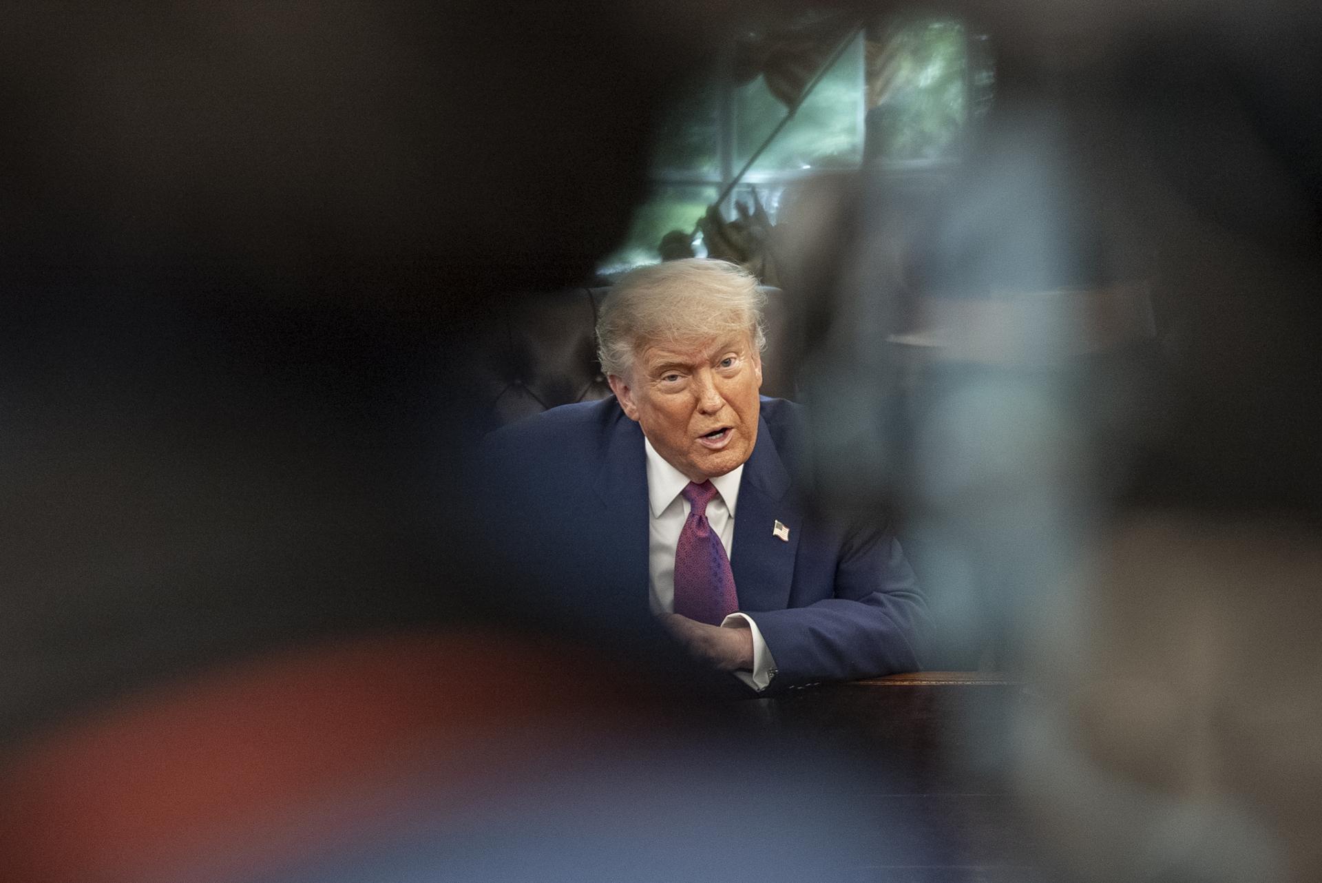 Trump dice que disturbios de Los Ángeles buscan «prolongar la invasión extranjera» de EEUU