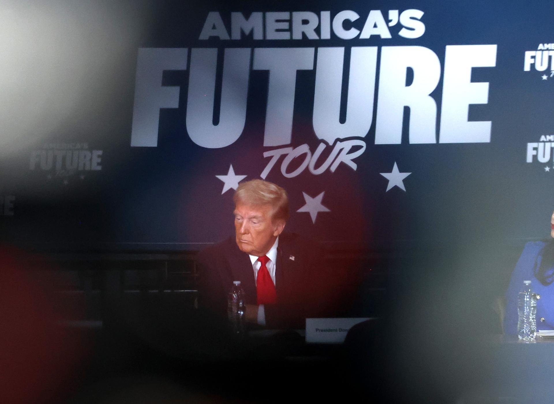Trump afirma sin datos que los inmigrantes quitan empleos a los ciudadanos hispanos