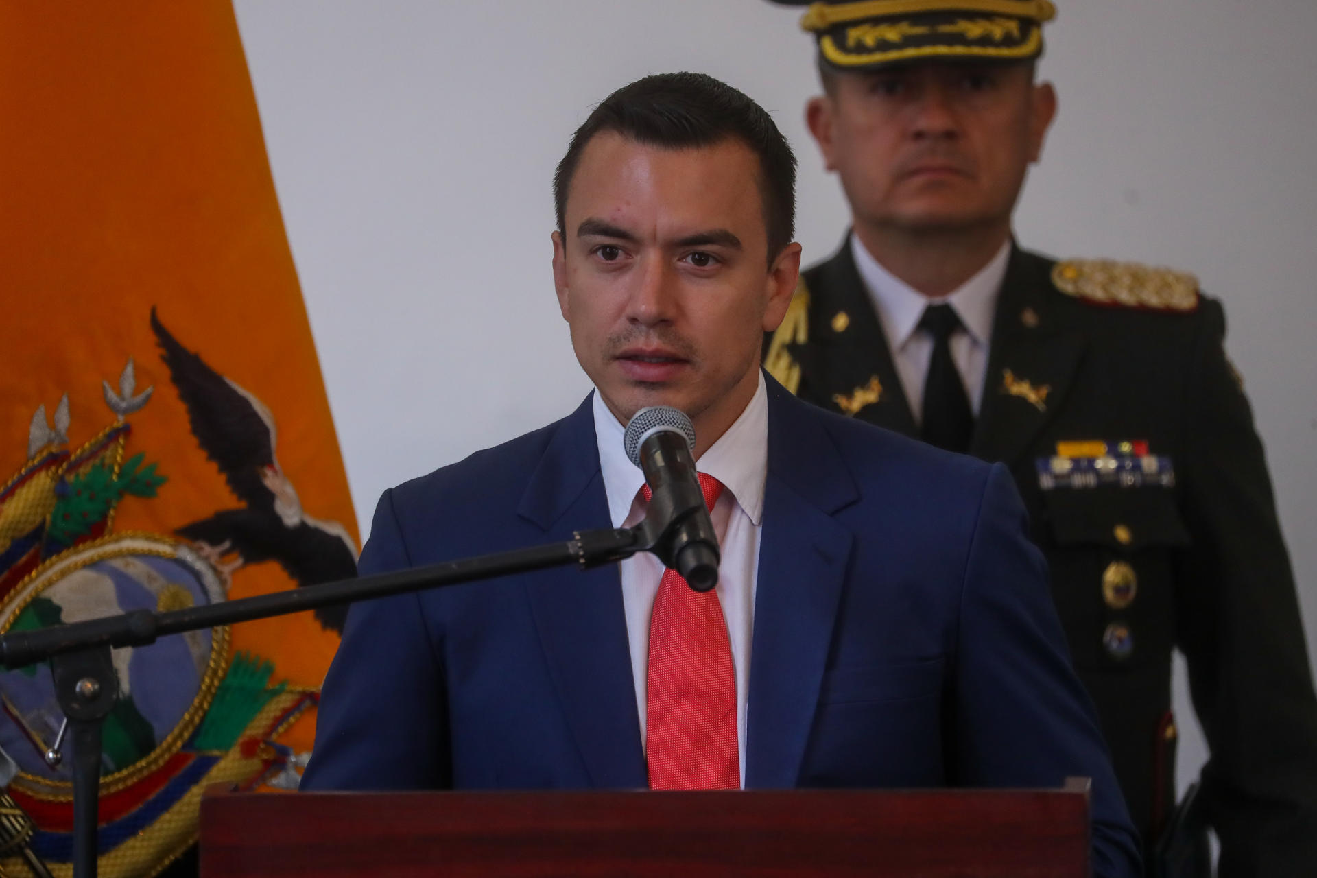 Noboa viaja a Estados Unidos para «asuntos de índole personal» en plena crisis con México