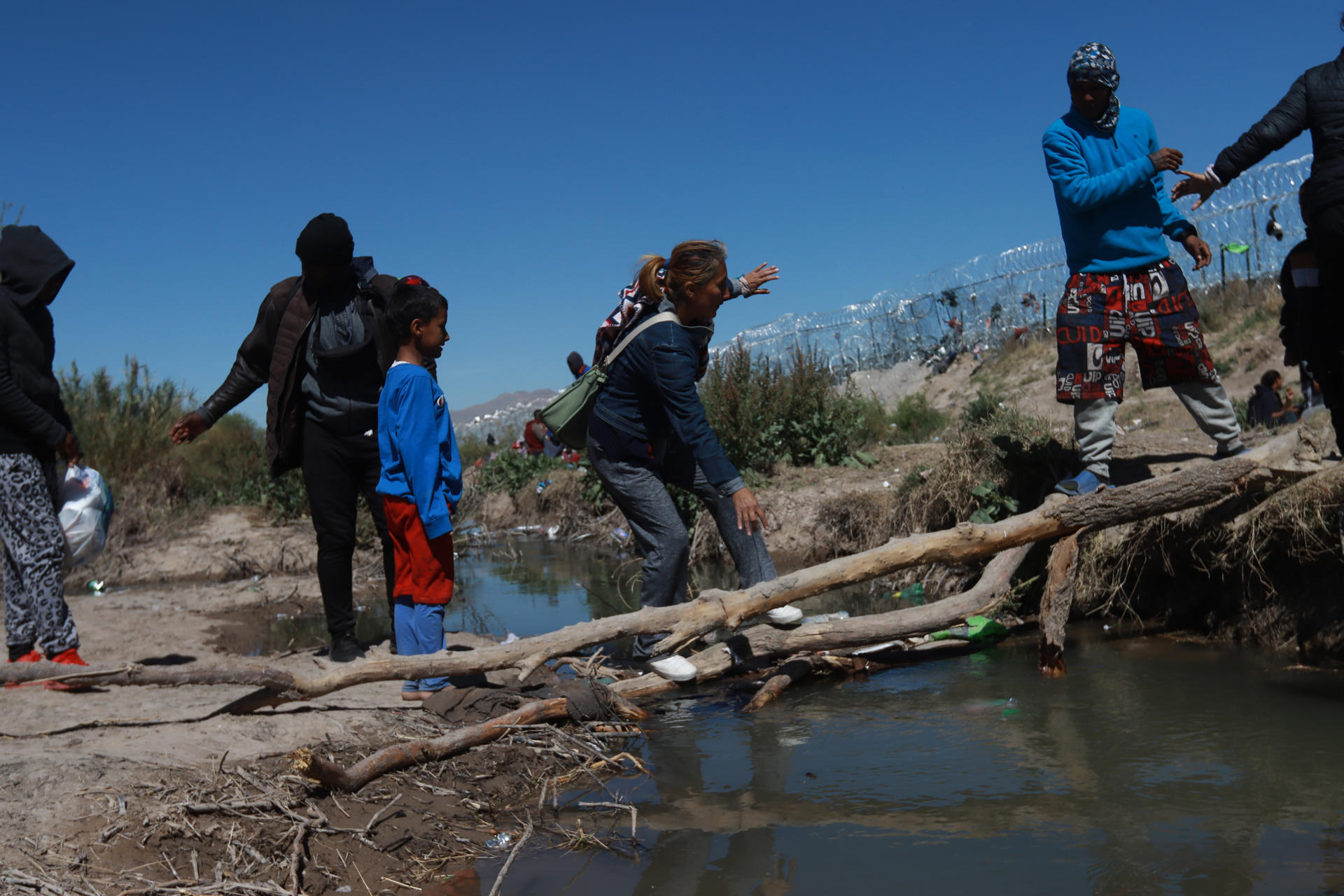 Zozobra entre los migrantes en la frontera de México ante el futuro de la Ley SB4 de Texas