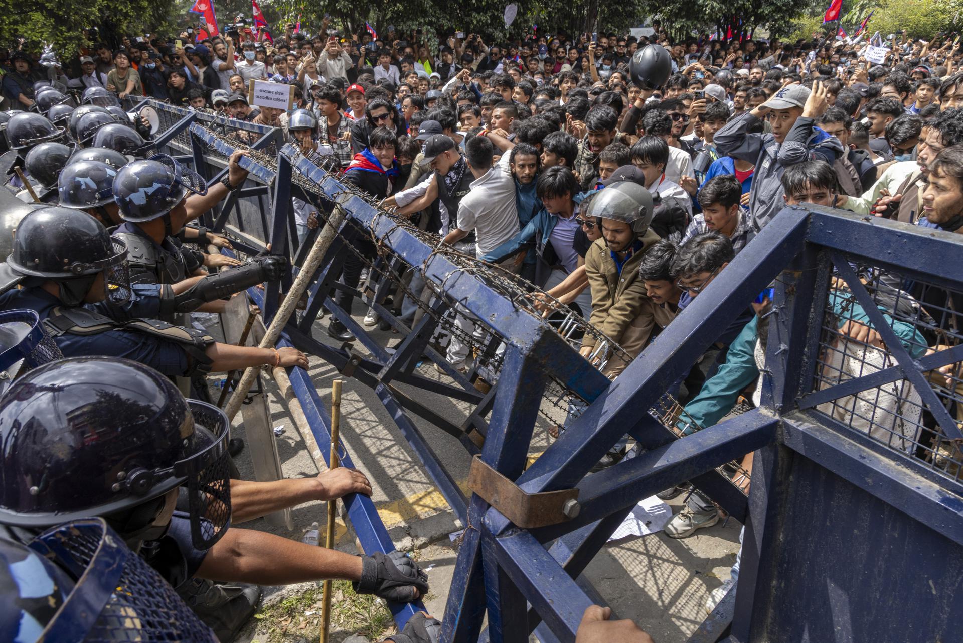 Nepal arde en medio de protestas pese a la dimisión del primer ministro que intentó prohibir las redes sociales