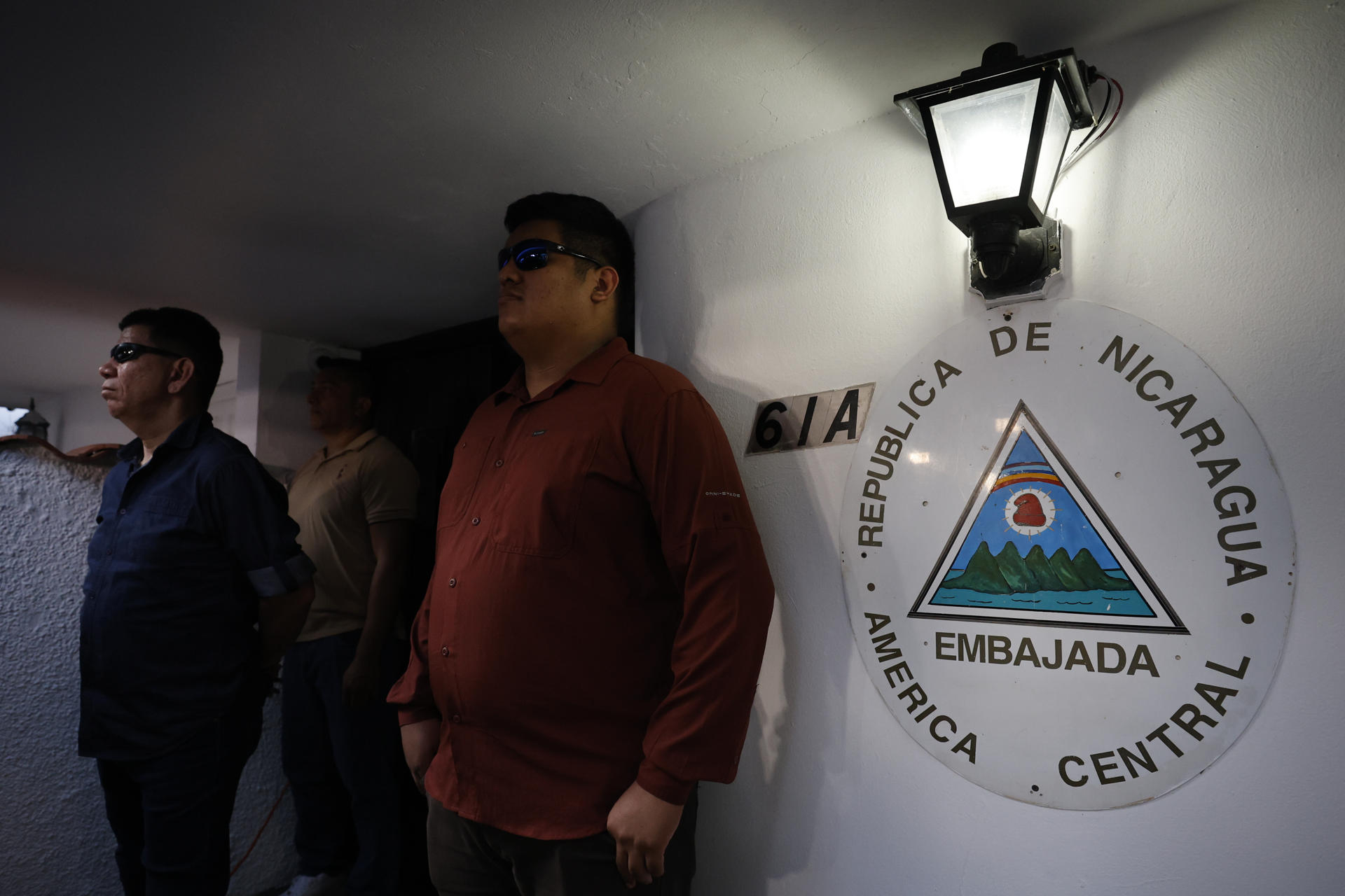 Panamá y Nicaragua negocian contrarreloj salida de Martinelli
