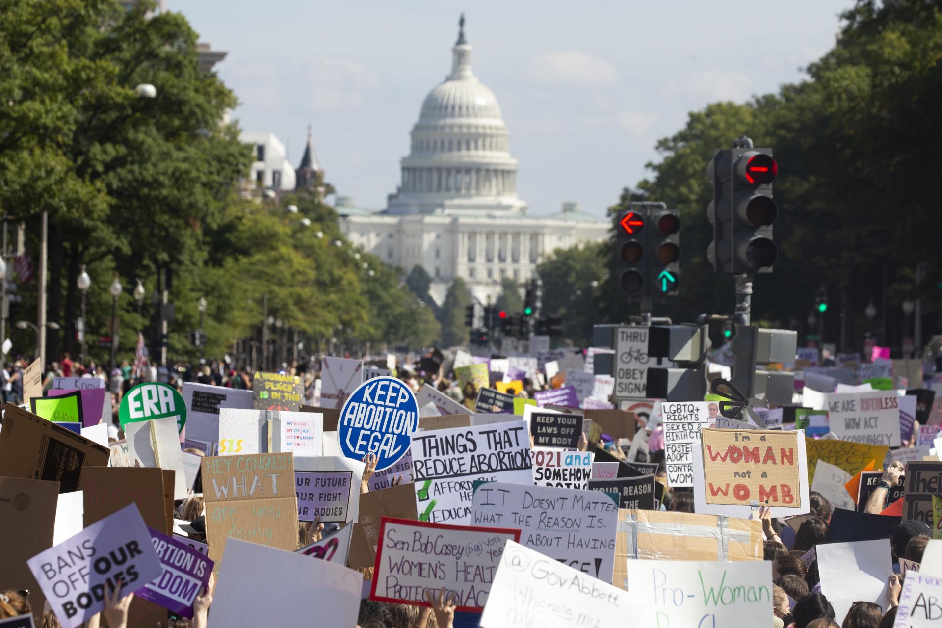 Los dos años del fin de la protección al aborto en EE.UU.: caos, terror y retroceso