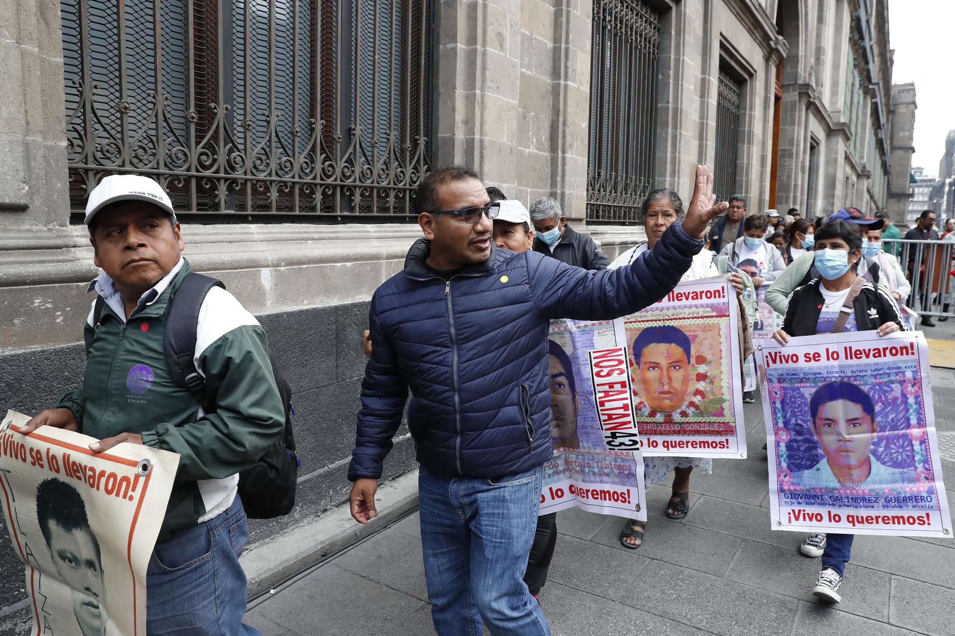El abogado del caso de 43 estudiantes mexicanos desaparecidos renuncia una década después