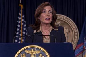 Gobernadora de Nueva York pide a Congreso que encare al lobby de armas tras tiroteo masivo