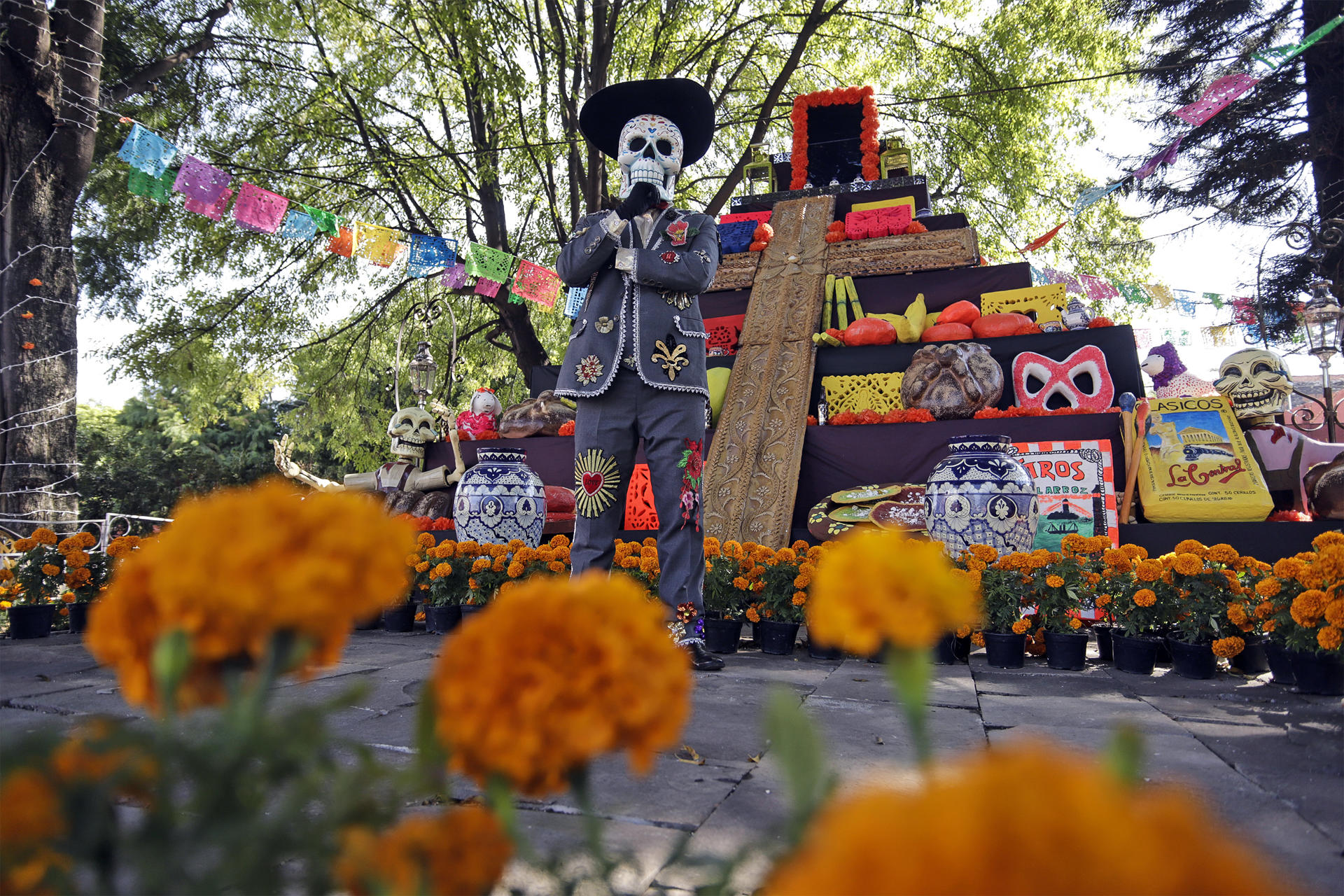 Los mexicanos comienzan a colocar enormes altares para celebrar el Día de Muertos