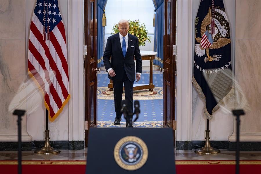 El plan de Biden para salir de la crisis: aparentar normalidad y poner el foco en Trump