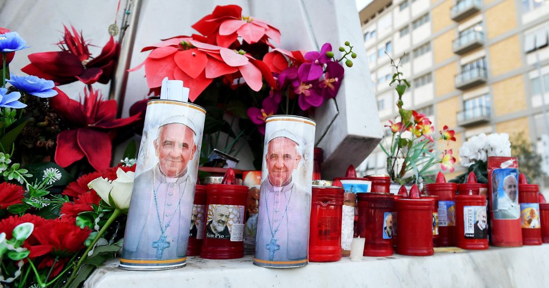 El papa sigue en estado crítico, presenta una insuficiencia renal leve y necesita oxígeno