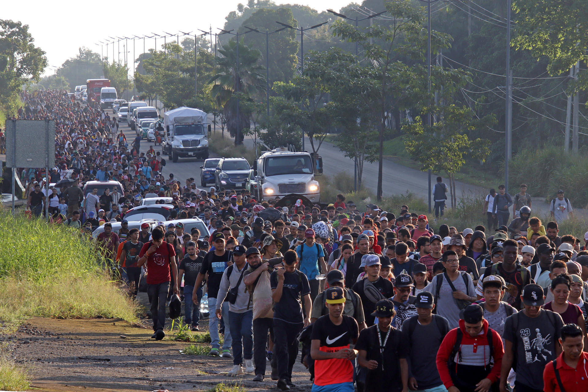 Miles de migrantes salen en caravana desde México coincidiendo con elecciones de EE.UU.
