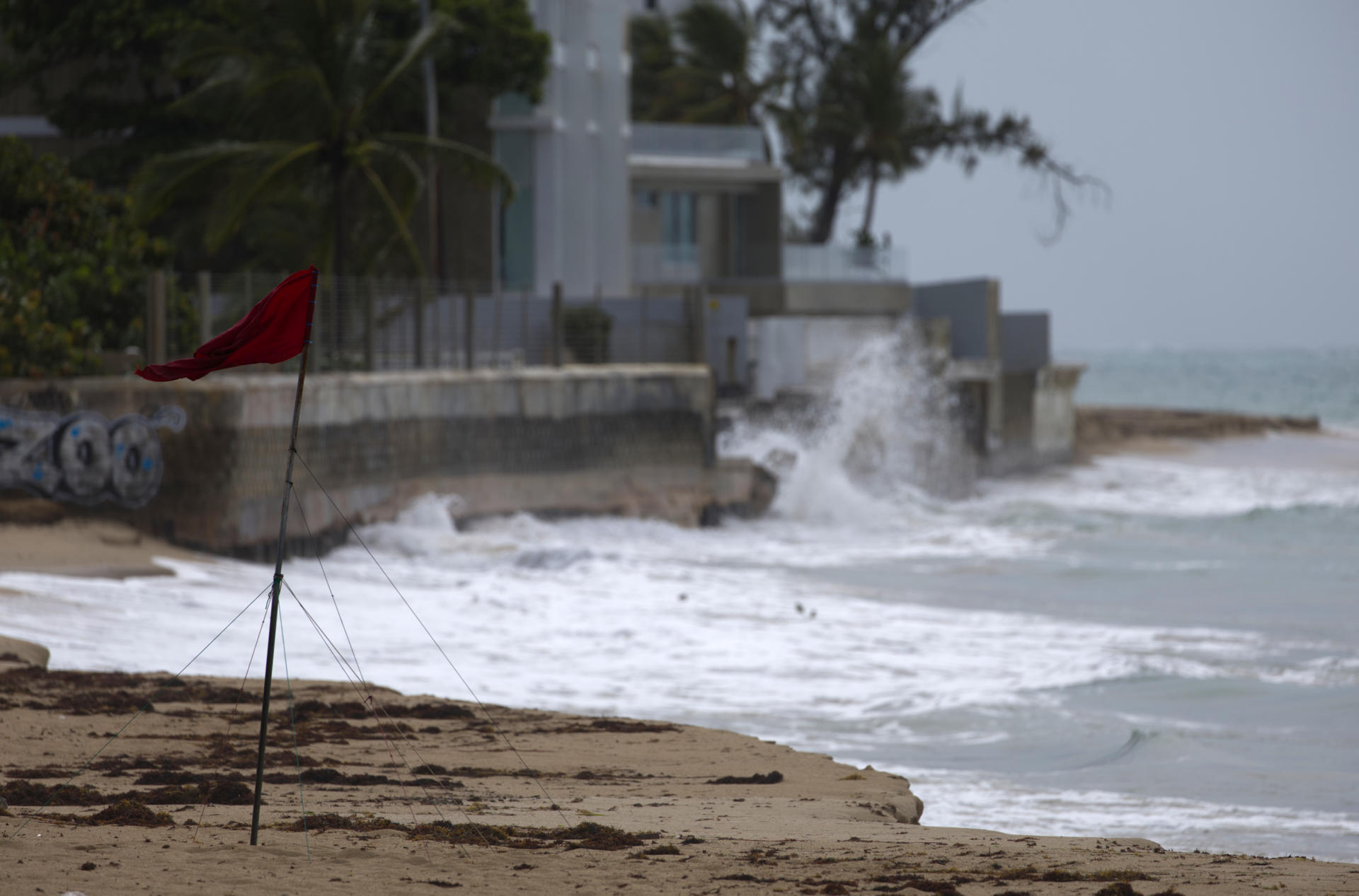 Aumentan a más de un millón las personas sin luz en Puerto Rico por la tormenta Ernesto