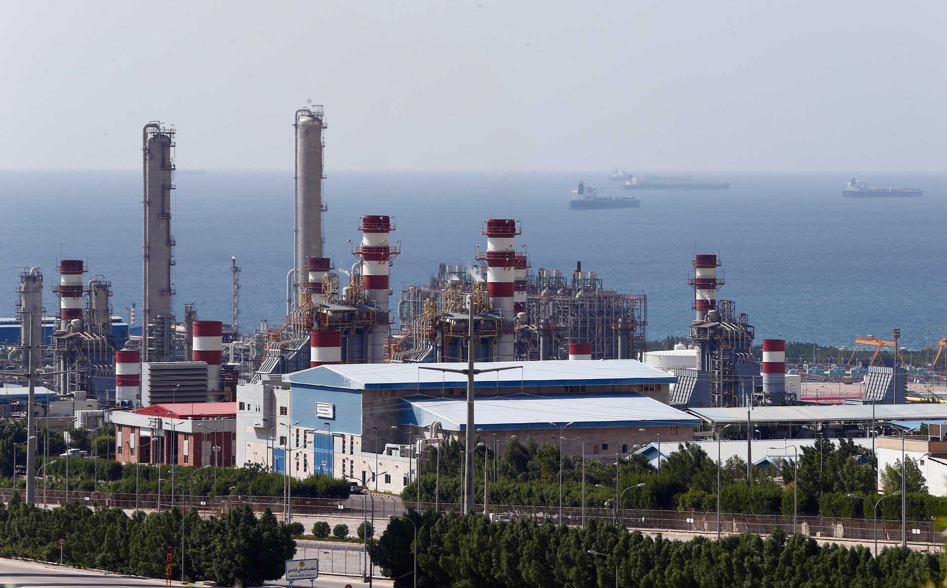 Irán advierte de un “efecto dominó de fuego” tras los ataques a sus plantas petroquímicas