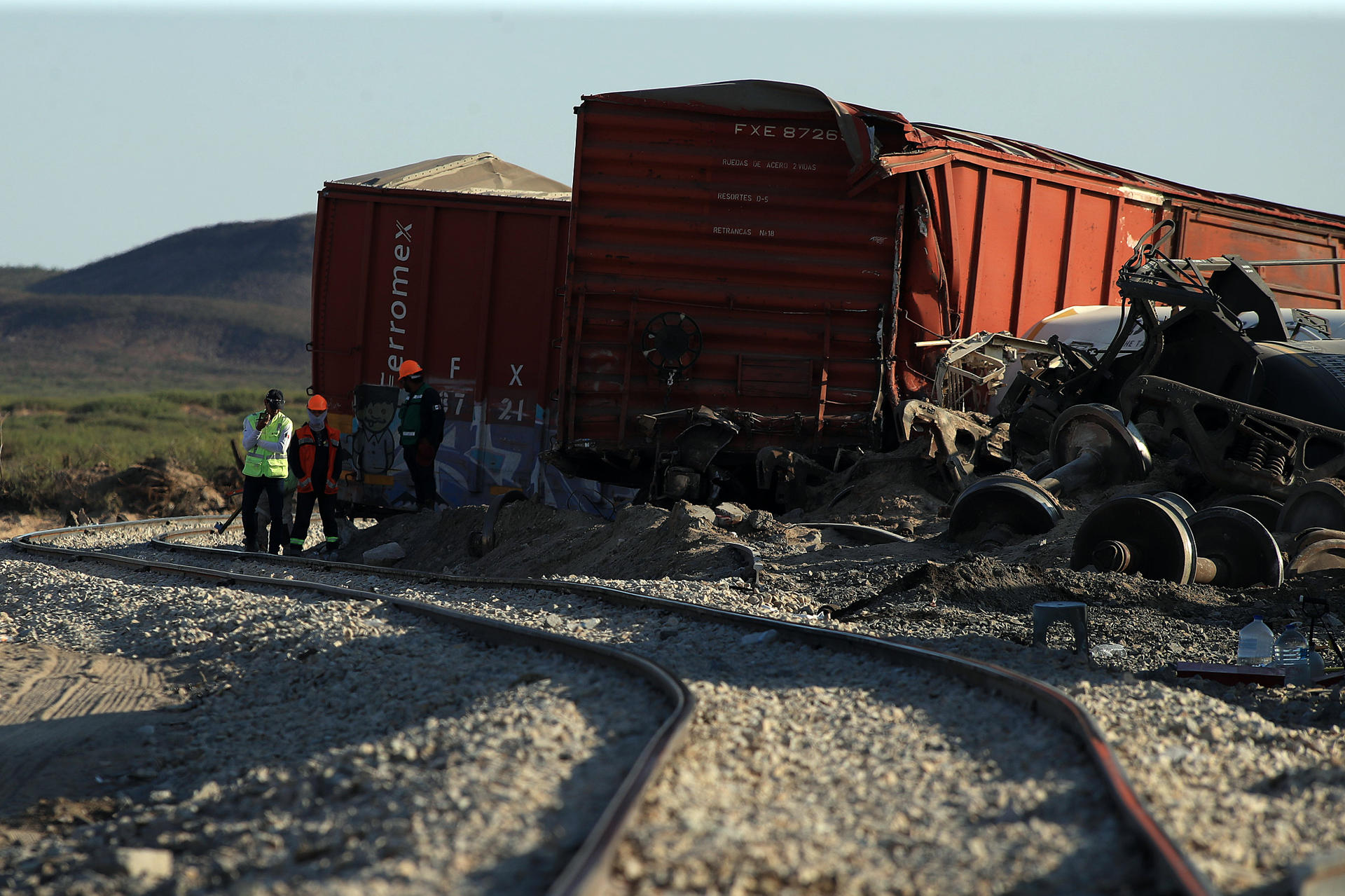 Autoridades mexicanas drenan ácido sulfúrico del tren que descarriló con migrantes