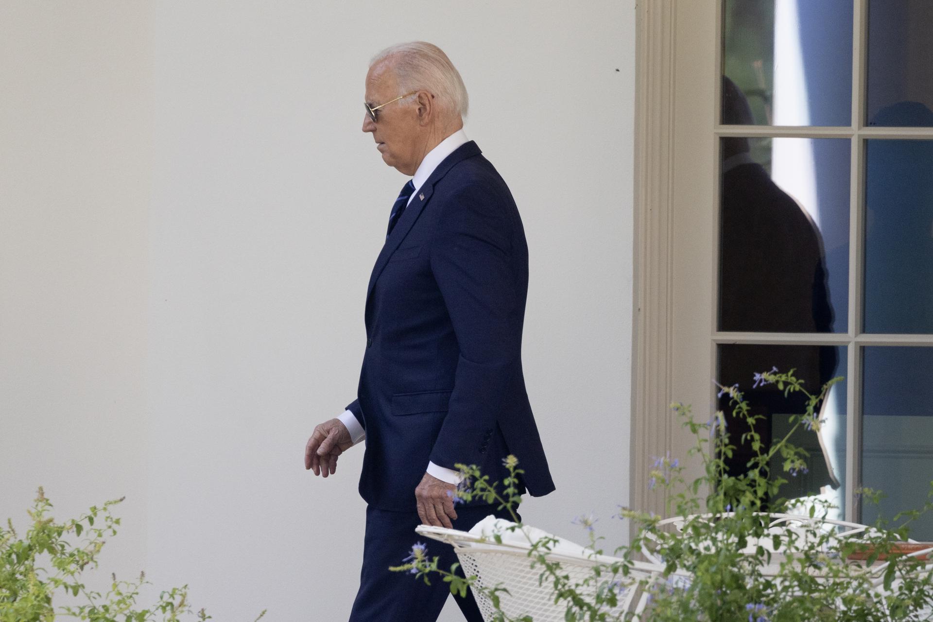 Crece la rebelión demócrata con trece congresistas que piden a Biden que «pase el testigo»