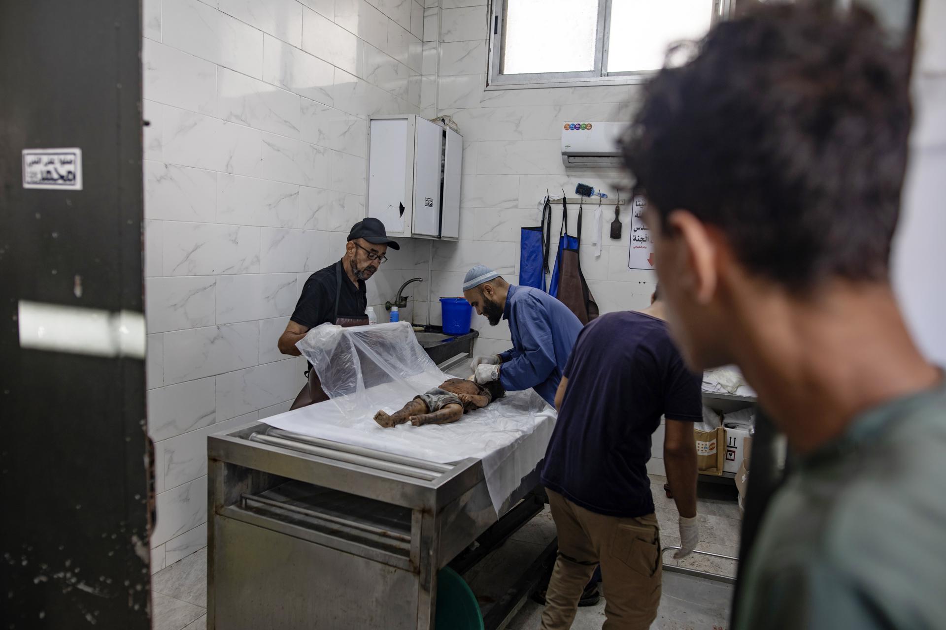 Israel mata a 45 palestinos en Gaza, incluido un trabajador médico y sus hijos