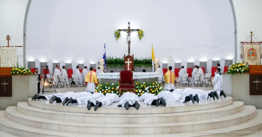 El cardenal Leopoldo Brenes ordena a 15 nuevos sacerdotes en Nicaragua