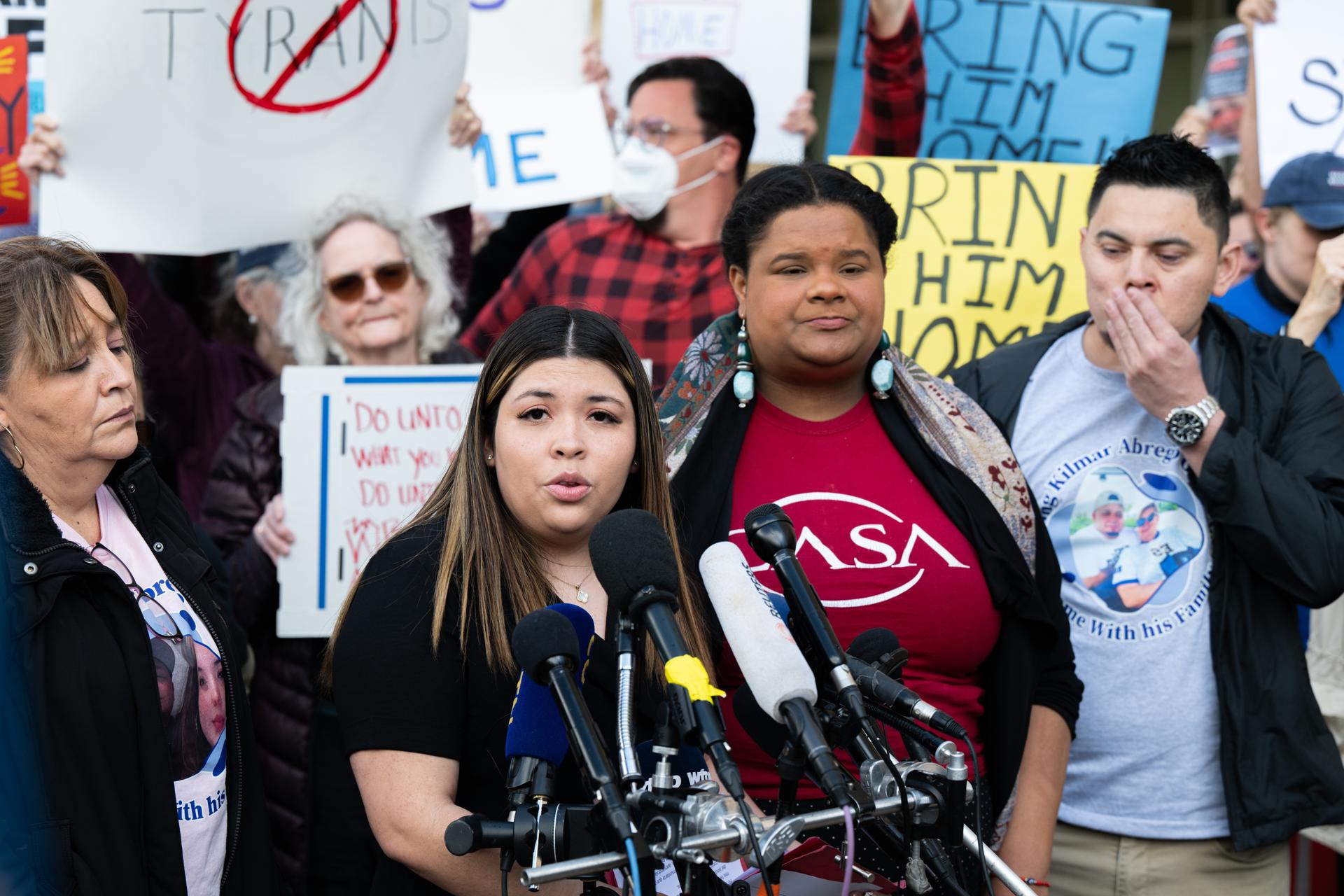 Esposa del migrante deportado por error a El Salvador: «No pararé de luchar hasta verlo»