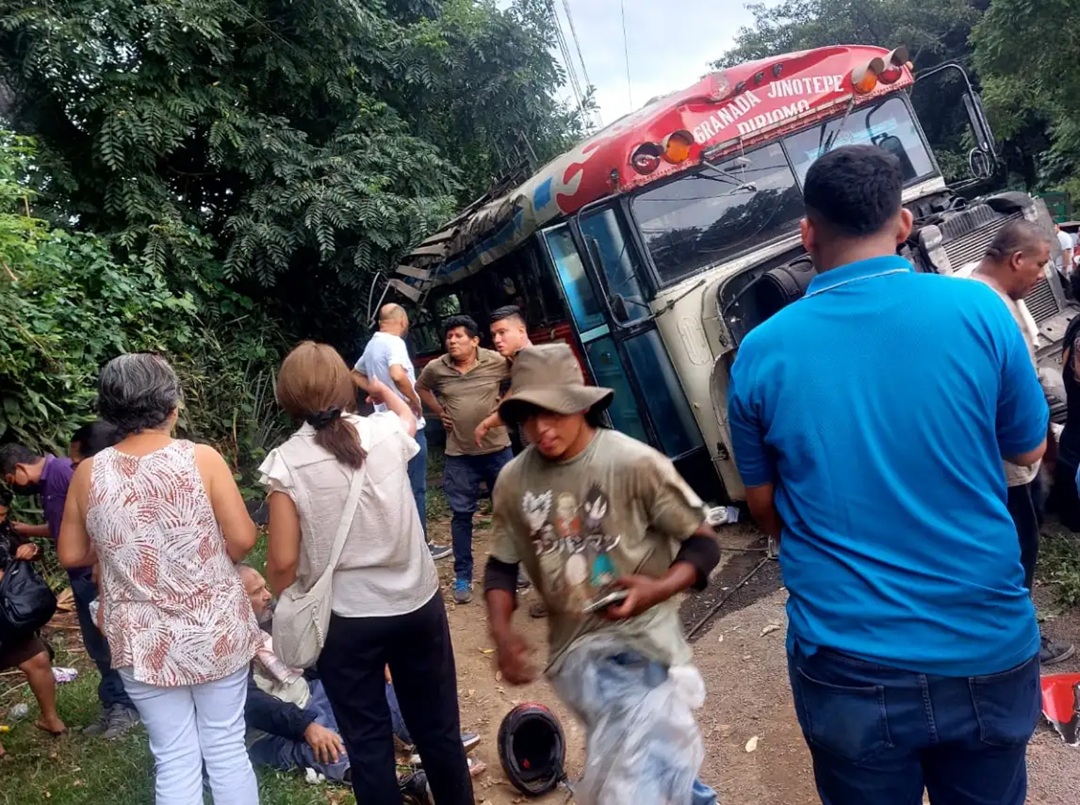 Dos fallecidos y 20 lesionados en accidente de tránsito en Carazo