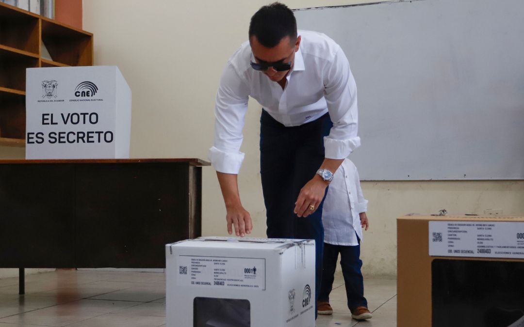Elecciones en Ecuador: el presidente Noboa vota sin hacer declaraciones; esperará en Quito el resultado electoral