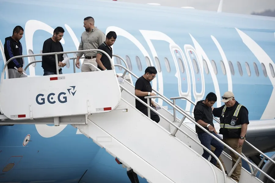 Costa Rica recibe desde EE.UU. el primer vuelo con 25 deportados tras su acuerdo migratorio