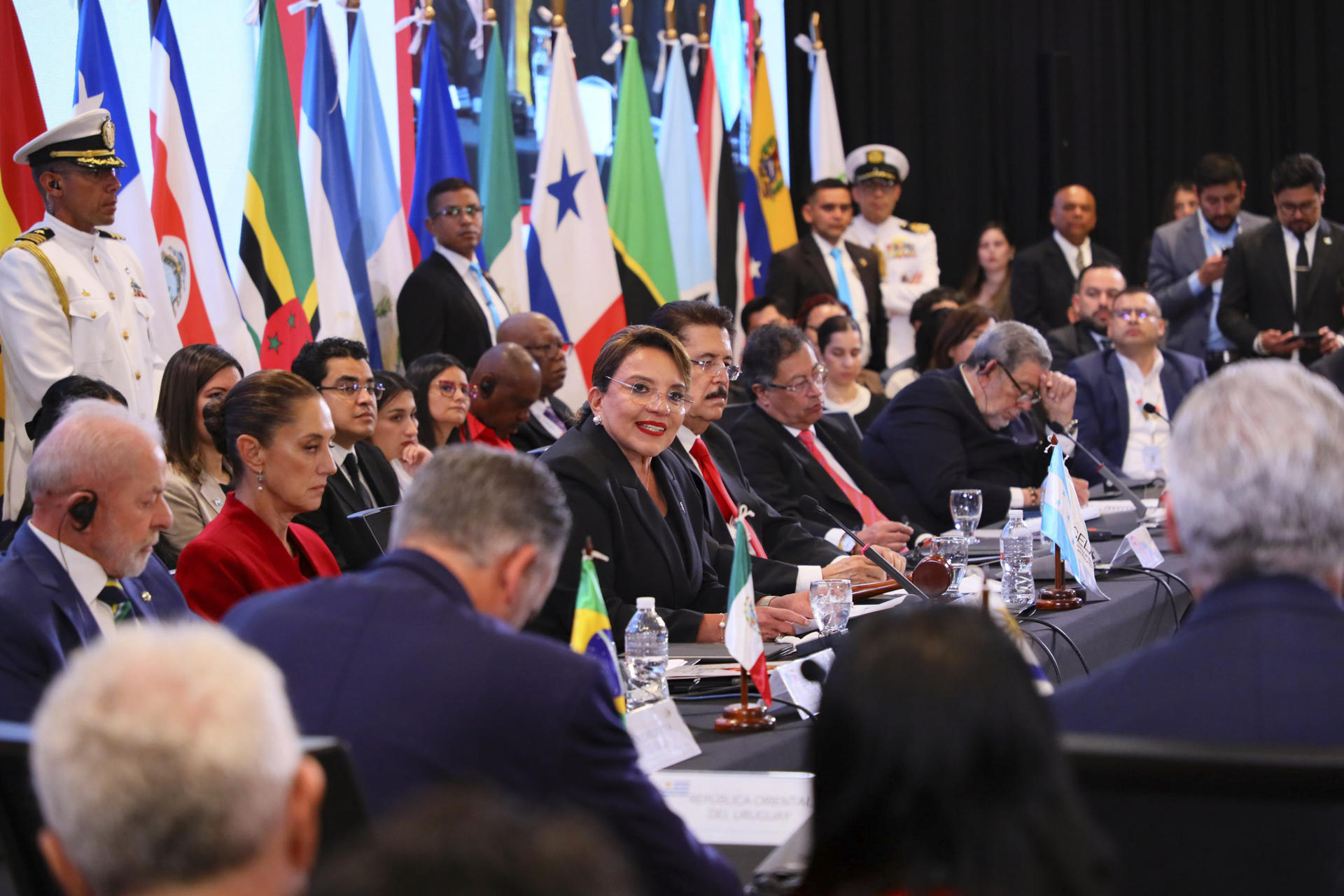 Presidenta de Honduras dice que los jóvenes se han convertido en migrantes que hoy son expulsados por EEUU