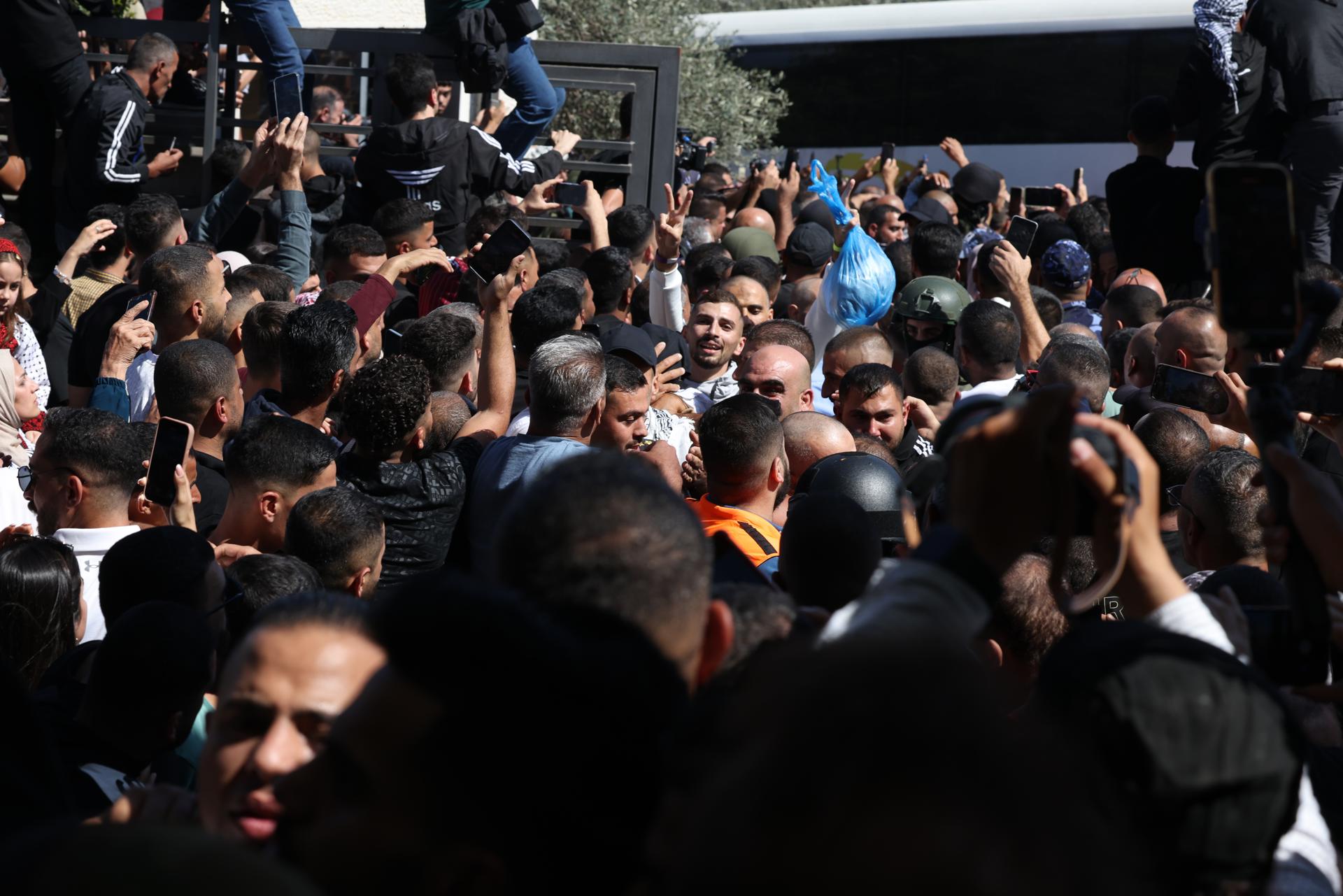 Los primeros prisioneros palestinos liberados por Israel llegan a su destino en Ramala