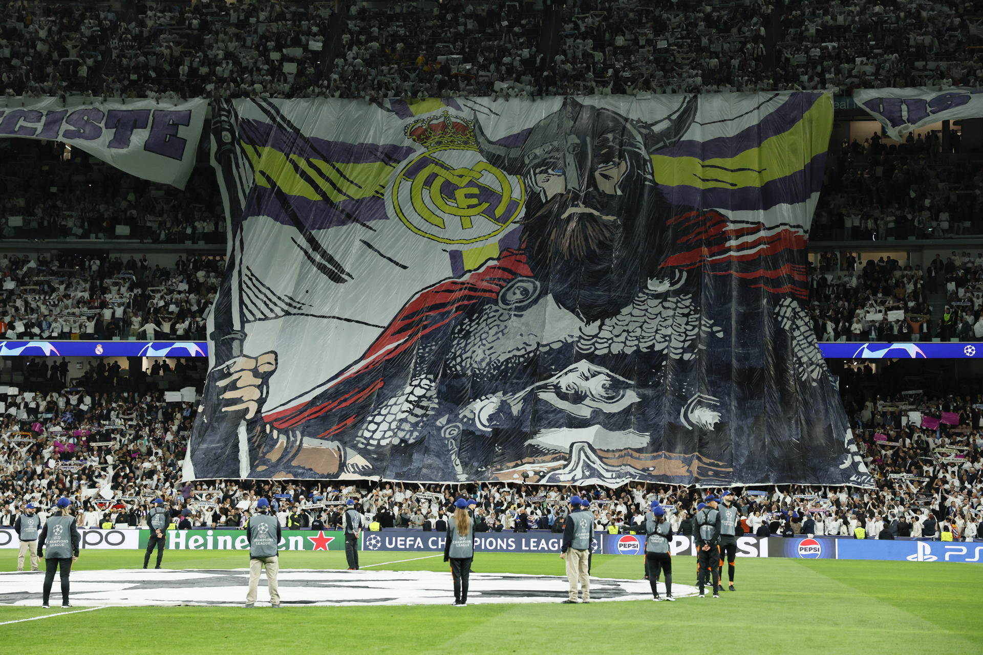 La afición madridista responde al llamamiento y tiñe de blanco el Santiago Bernabéu