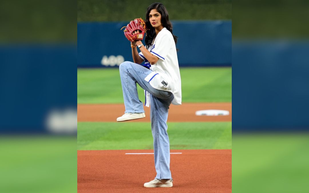 Sheynnis Palacios lanza la primera bola en juego de Nicaragua-Países Bajos en el Clásico Mundial de Béisbol 2026