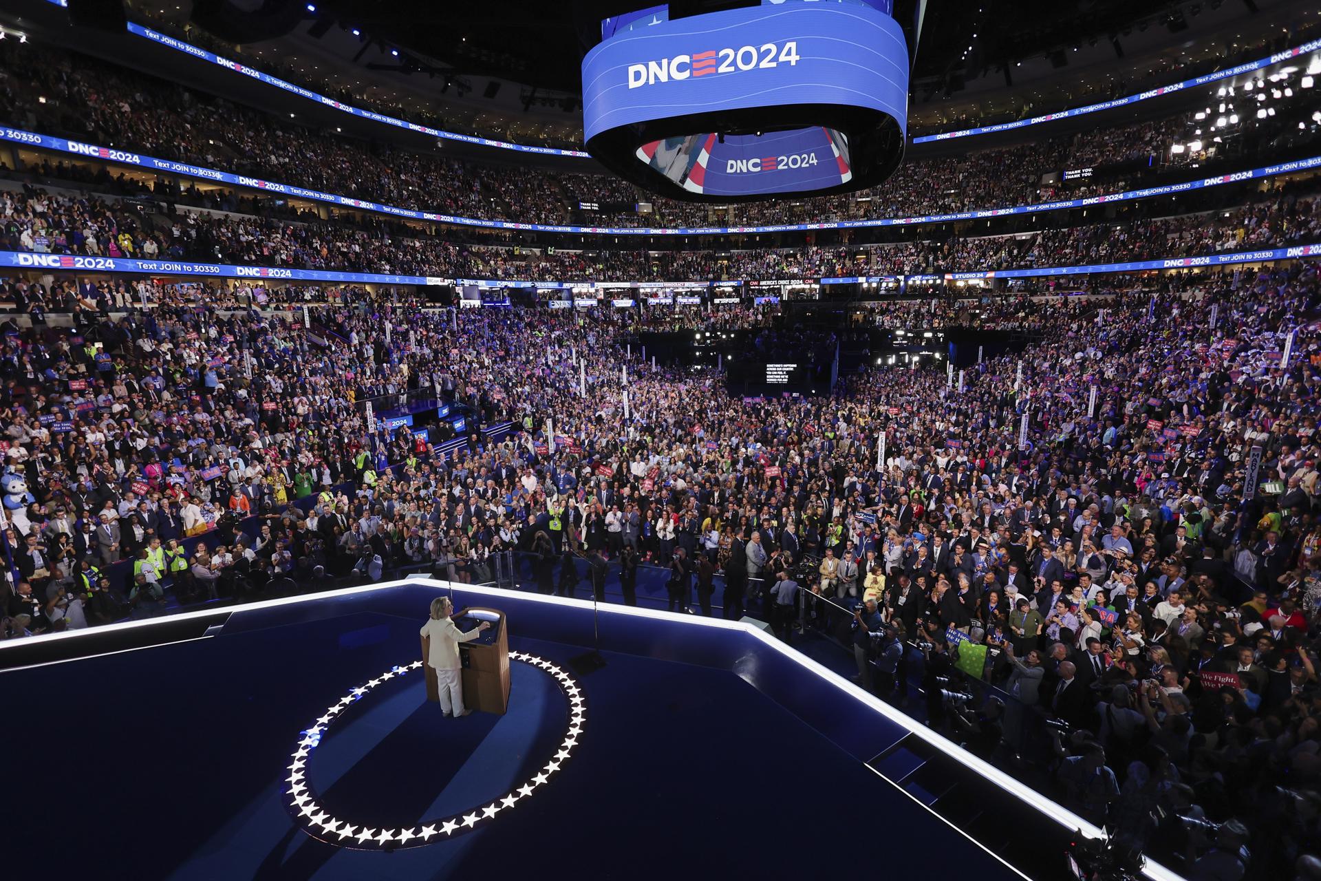Hillary Clinton anima a Harris a romper el techo de cristal: «Este es nuestro momento»