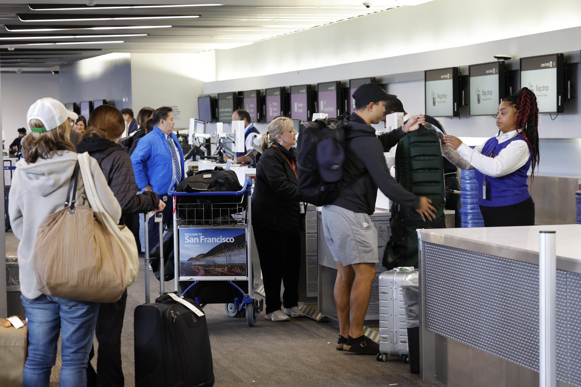 Trump amenaza con reducir el sueldo a los controladores aéreos ausentes por cierre federal
