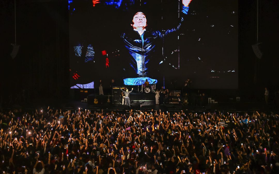 Rock y turbulencia: Milei da concierto en medio de tormenta política en Argentina