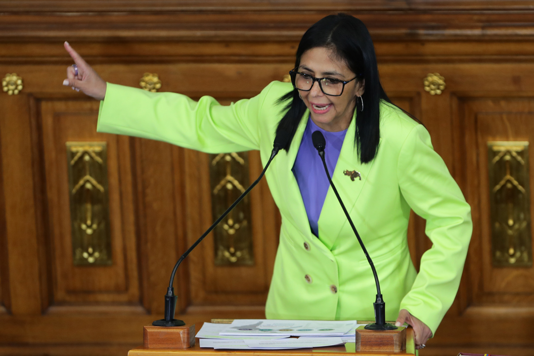 Delcy Rodríguez pide diálogo sin «órdenes externas» en día conmemorativo de la democracia