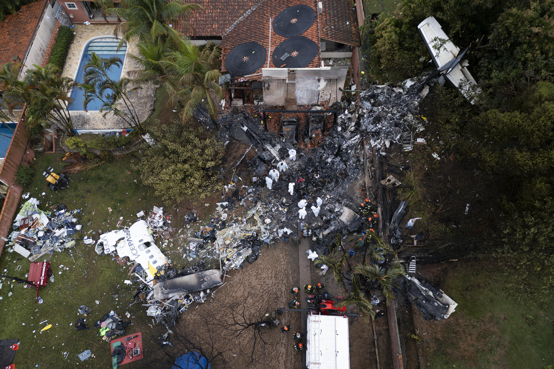 Peritos analizan las cajas negras tras pistas de accidente aéreo con 62 víctimas en Brasil