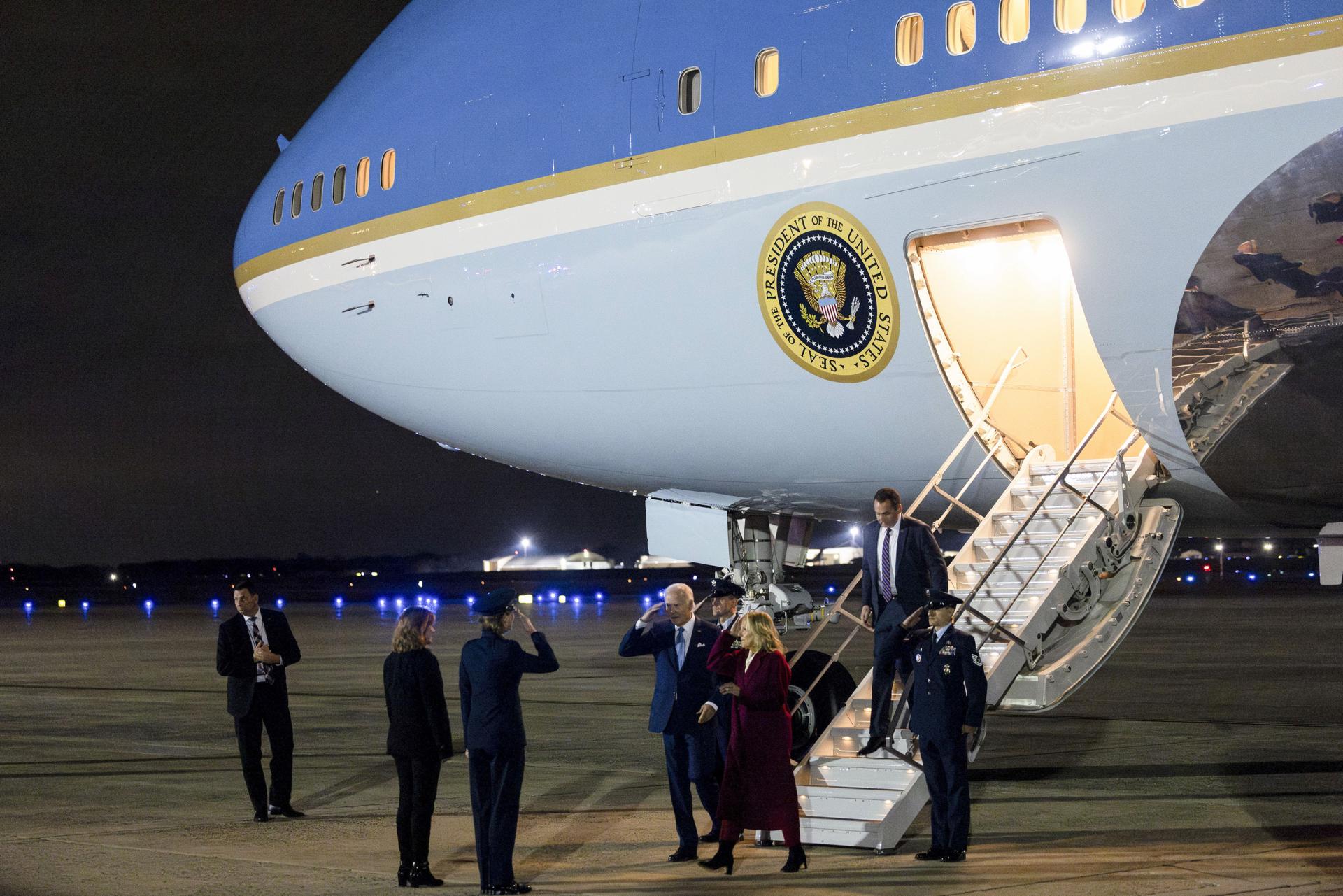 Trump visita un avión Boeing para criticar retrasos en la entrega del nuevo Air Force One
