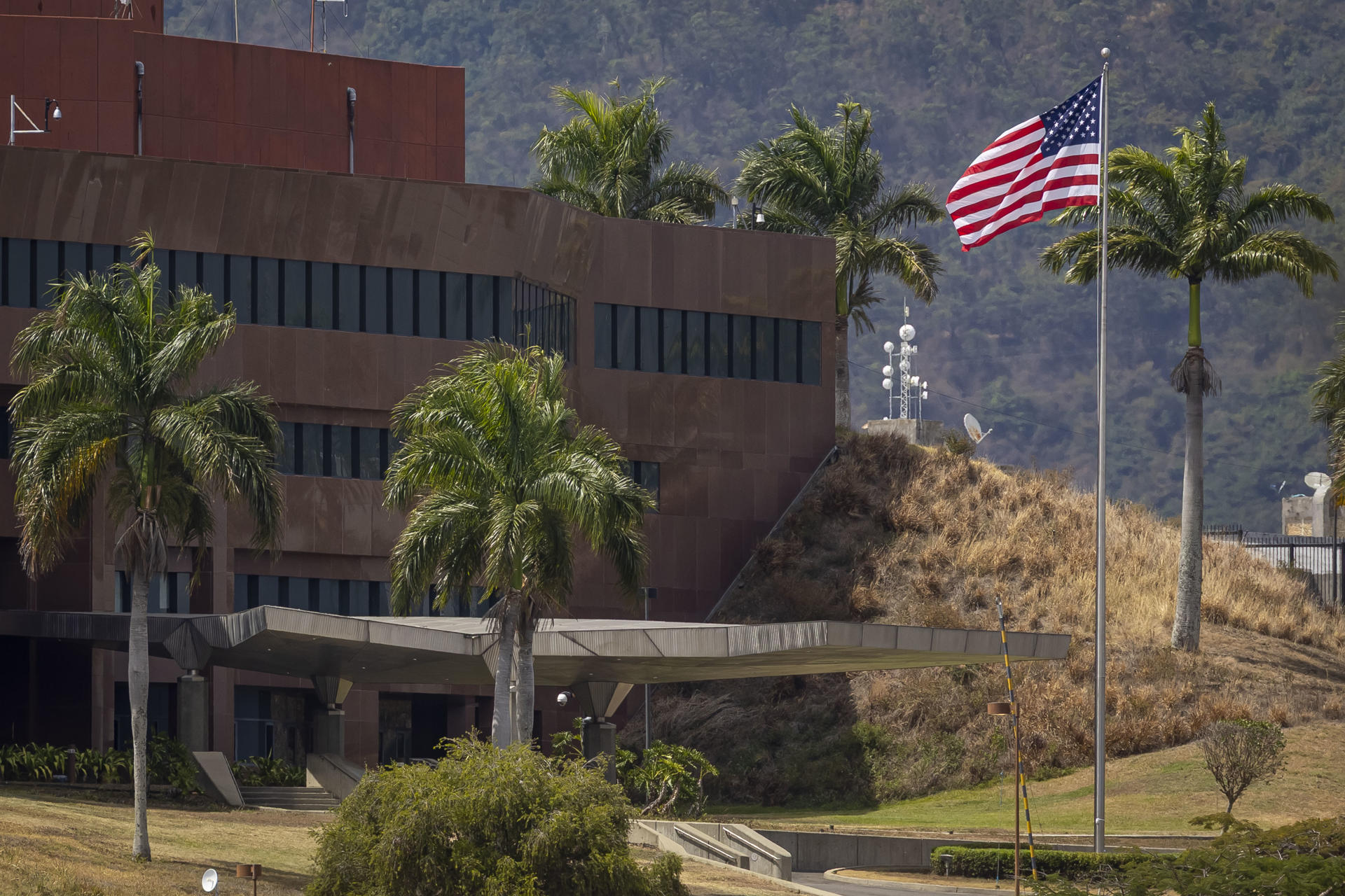 La Embajada de EE.UU. en Venezuela iza la bandera de su país por primera vez en siete años