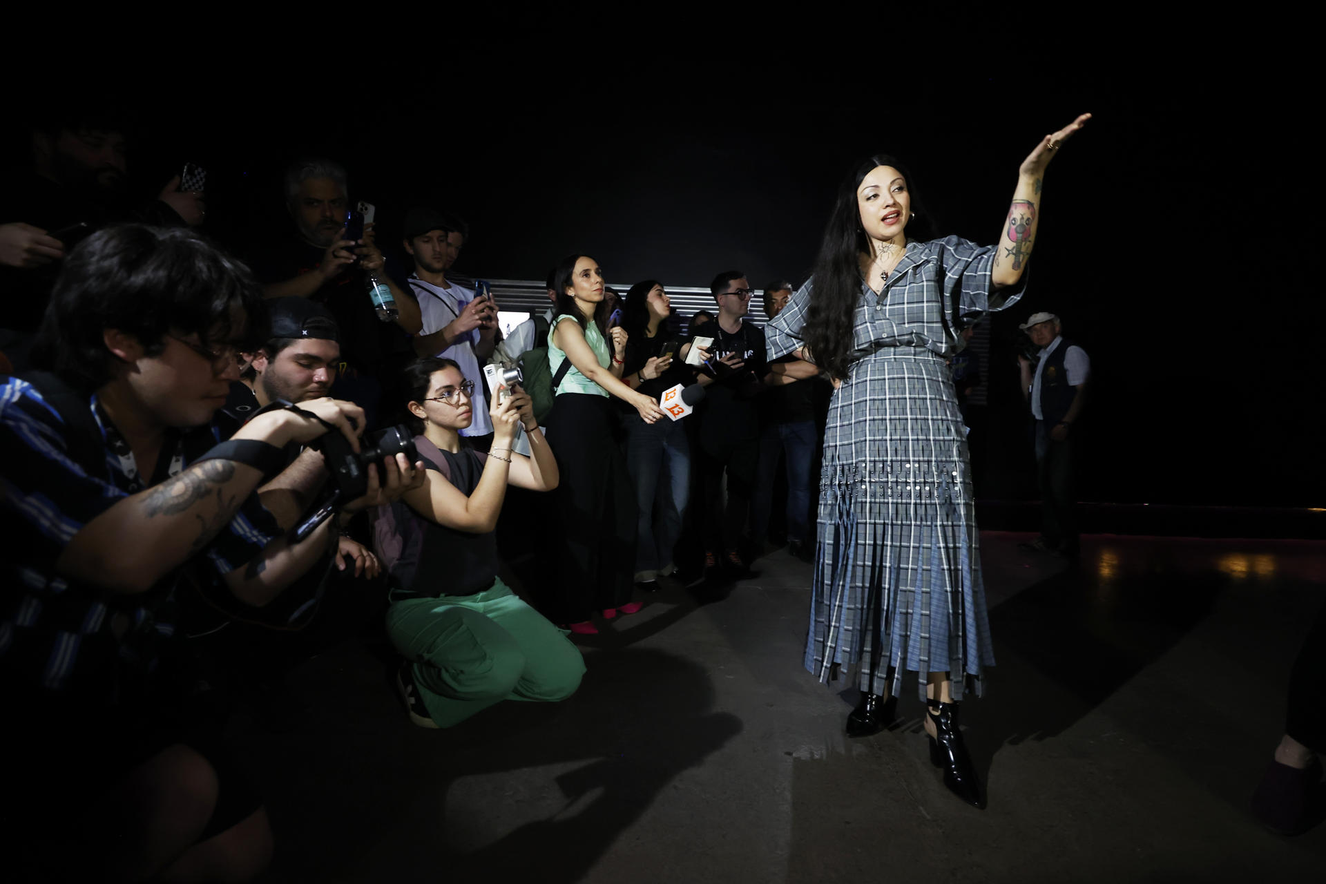 Mon Laferte presenta en Chile una exposición para “autosanarse sin culpas ni juicios”