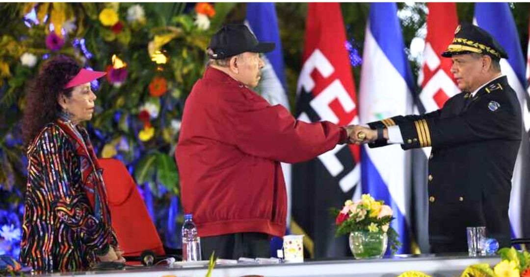 Ortega juramenta a su consuegro Francisco Díaz como director de la Policía ante 30 mil paramilitares