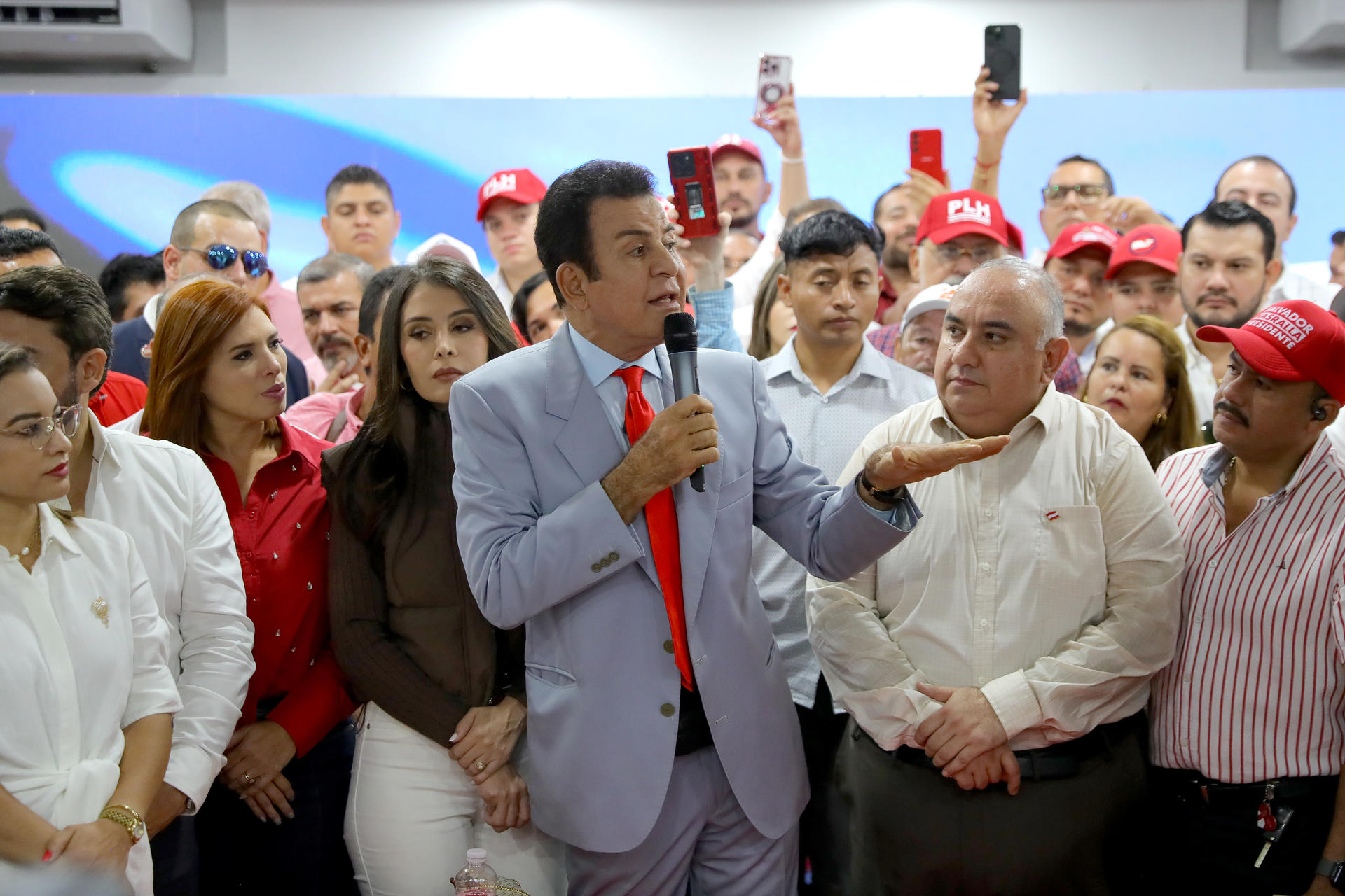 Nasralla denuncia «fraude monumental» y pide escrutinio «acta por acta» en Honduras