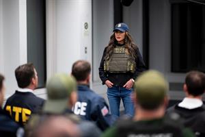 Secretaria de Seguridad Nacional dirige las primeras redadas de inmigrantes en Nueva York