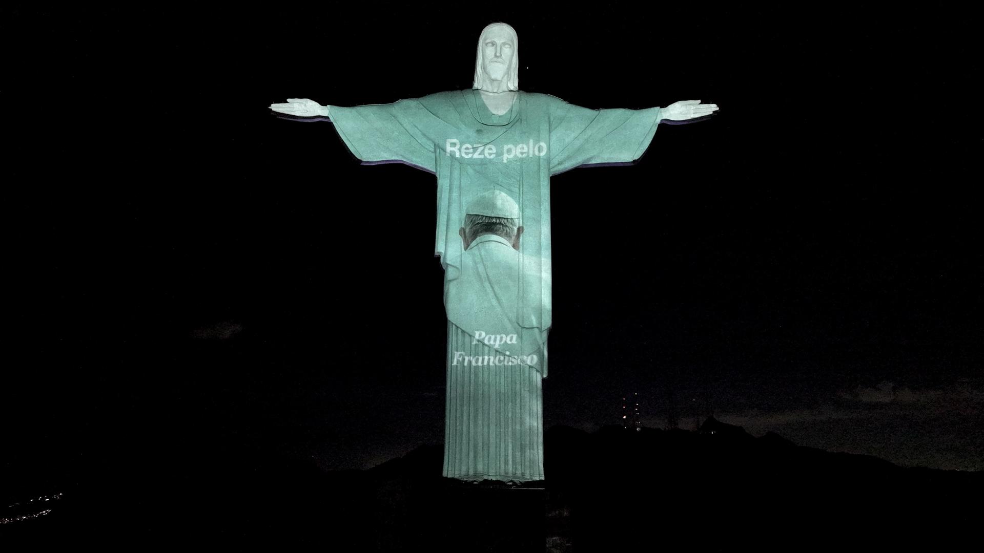 El Cristo Redentor de Río de Janeiro envía un mensaje de «fuerza» al papa Francisco