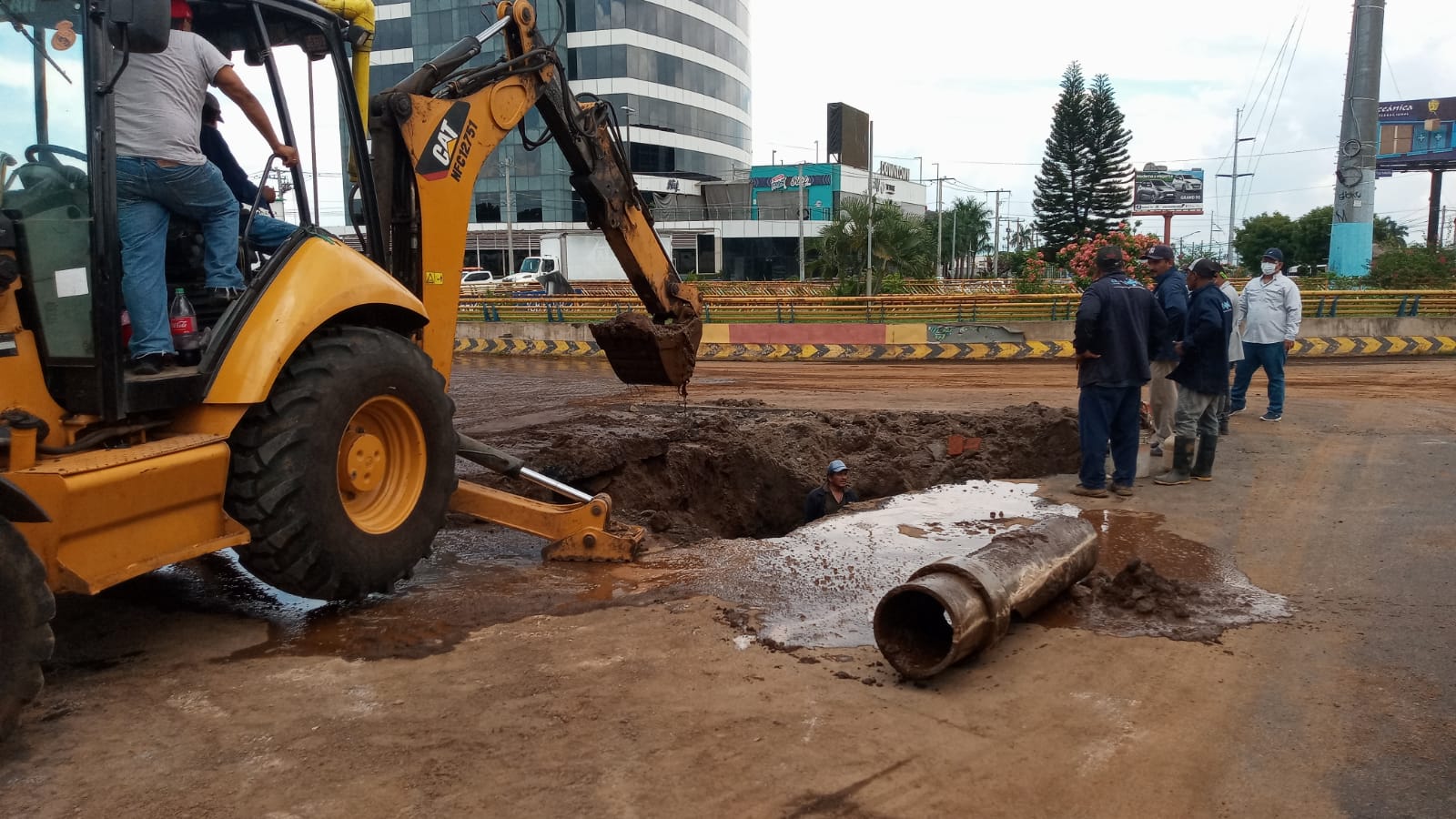 Se restablece paso vehicular tras reparación de tubería de agua potable en la Centroamérica